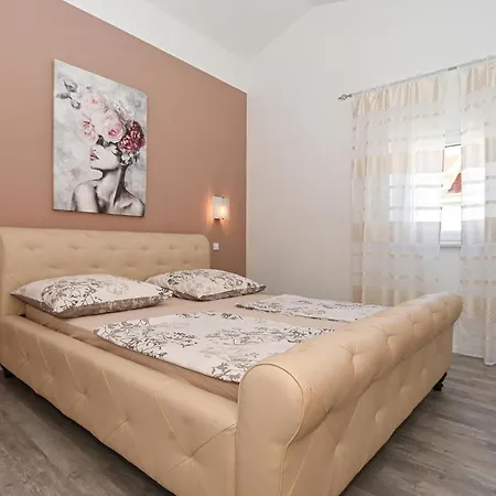 Stunning In Okrug Gornji With Wifi アパート