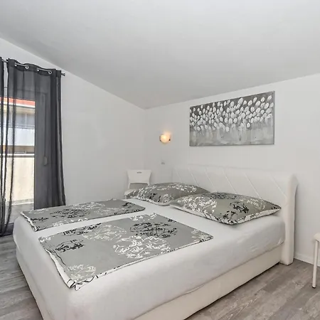 Apartment Stunning In Okrug Gornji With Wifi